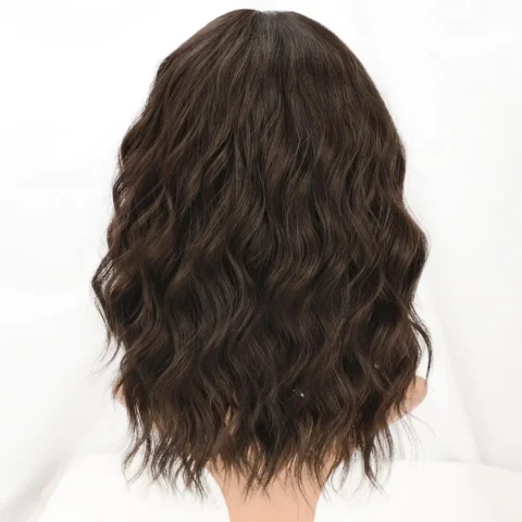 פאה בובית מתולתלת עם פוני שנותנת מראה טבעי בלי מאמץ